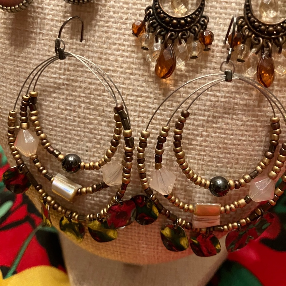 Five pairs of pierced earrings in a variety of styles - Picture 7 of 12